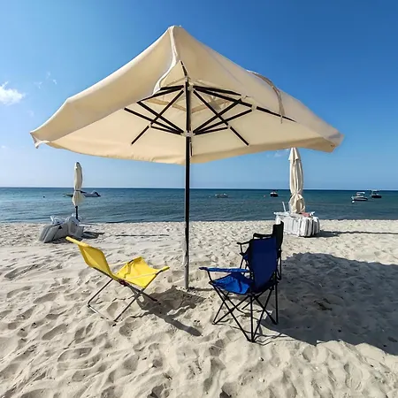 Garden Floor Flat In A Beachfront Complex With A Pool