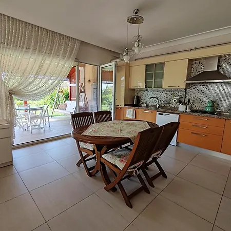 Garden Floor Flat In A Beachfront Complex With A Pool شقة *