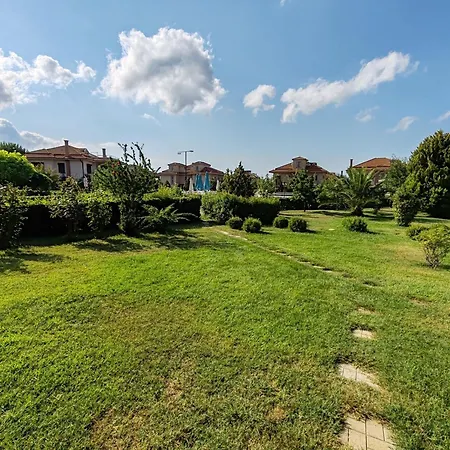 شقة Garden Floor Flat In A Beachfront Complex With A Pool *