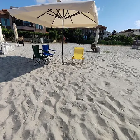 Garden Floor Flat In A Beachfront Complex With A Pool شقة