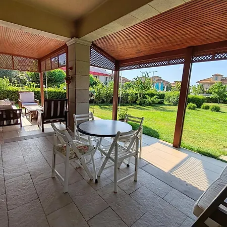 Garden Floor Flat In A Beachfront Complex With A Pool شقة *