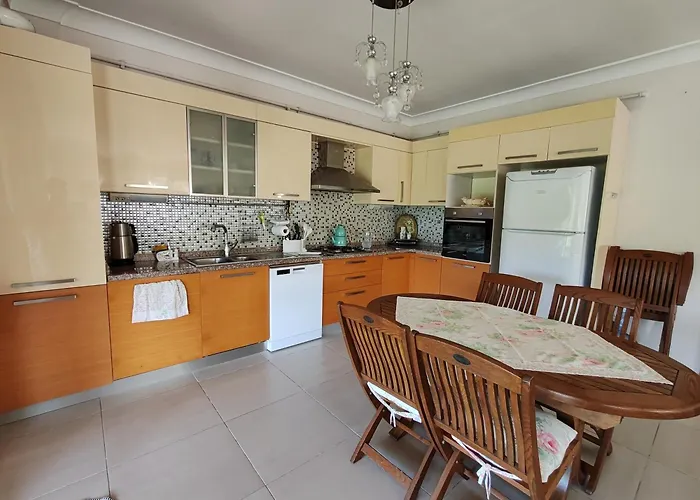 아파트 Garden Floor Flat In A Beachfront Complex With A Pool