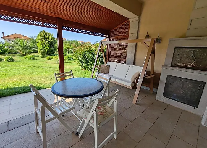 아파트 Garden Floor Flat In A Beachfront Complex With A Pool Gümüşyaka