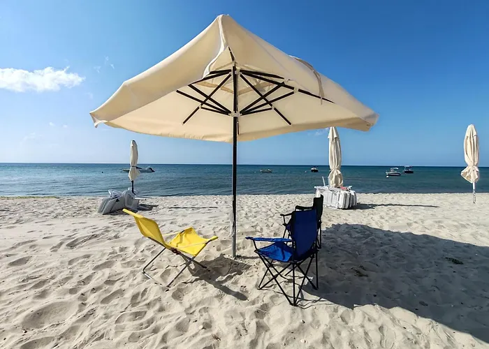 Garden Floor Flat In A Beachfront Complex With A Pool