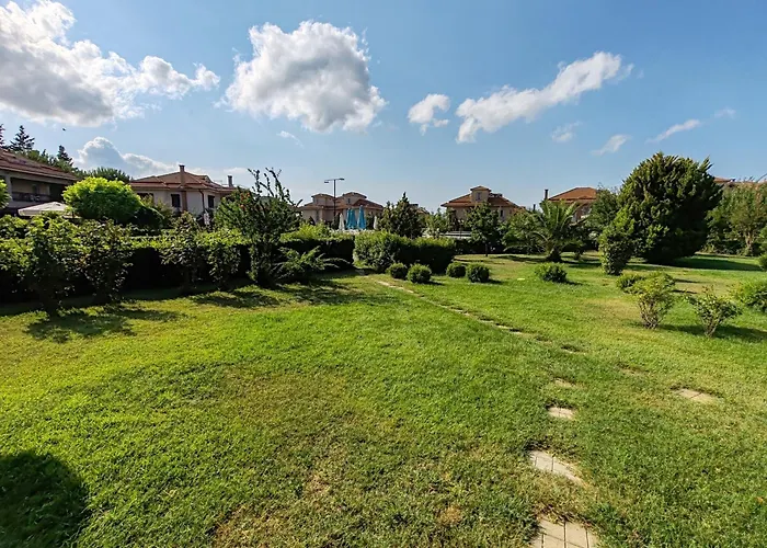 아파트 Garden Floor Flat In A Beachfront Complex With A Pool *