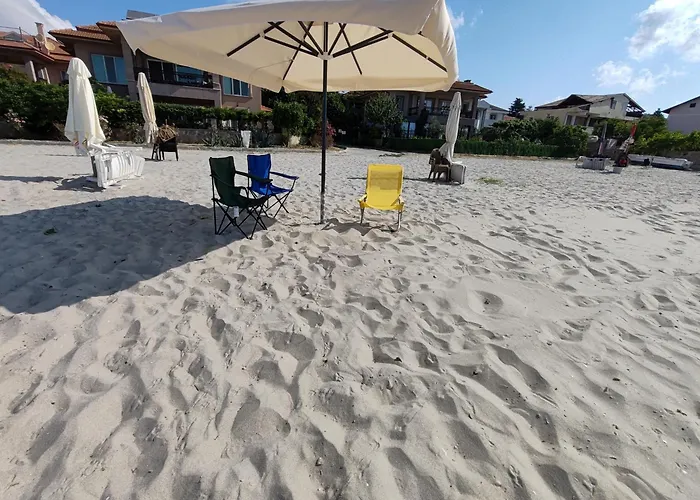 Garden Floor Flat In A Beachfront Complex With A Pool 아파트