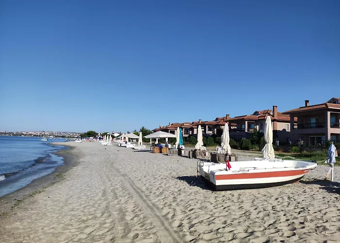 Garden Floor Flat In A Beachfront Complex With A Pool Gümüşyaka