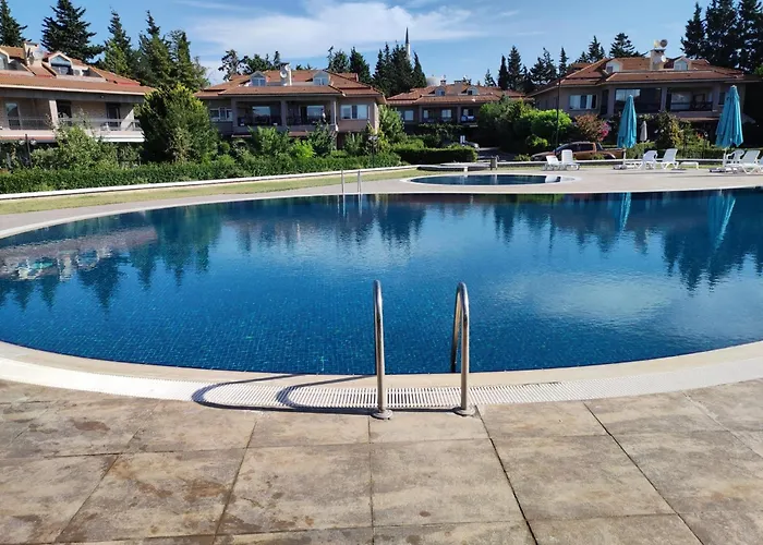 아파트 Garden Floor Flat In A Beachfront Complex With A Pool *